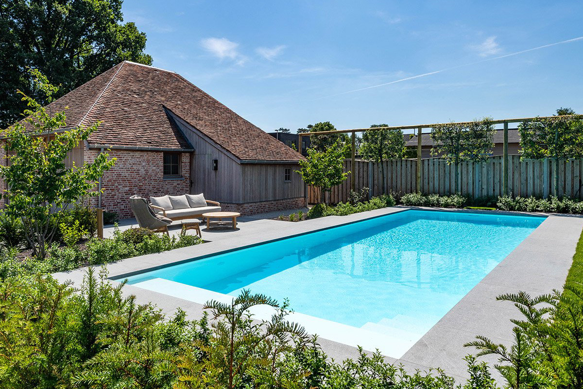 Moderní bazén v upravené zahradě