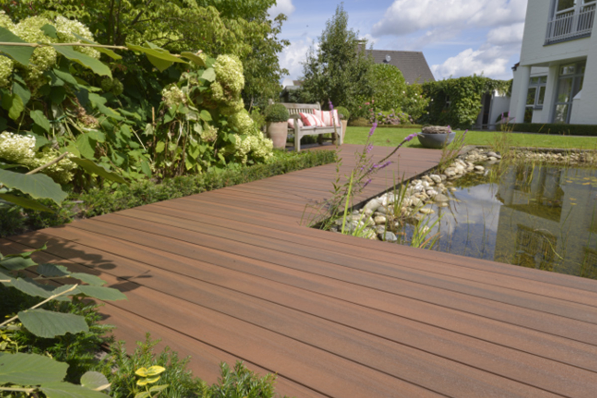 Moderní terasa s přírodním vzhledem materiálu